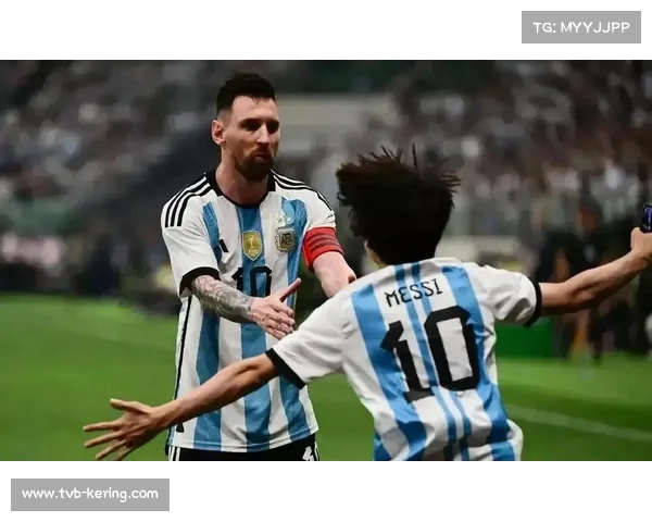 少年闯入球场拥抱梅西，保安暖心护送离场